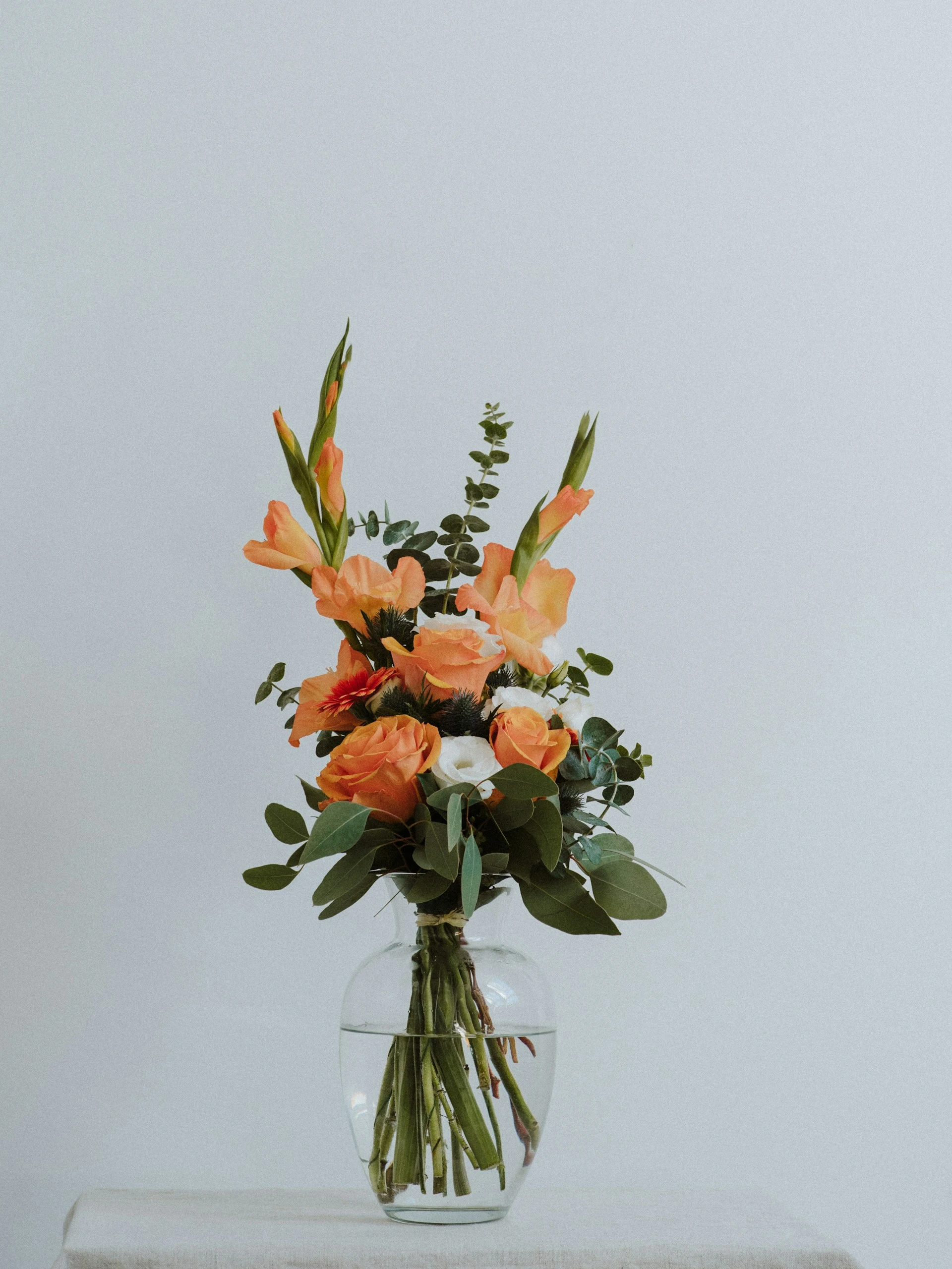 Bouquet de fleur rose orange dans vase transparent, MaisonKkot Bouquet
